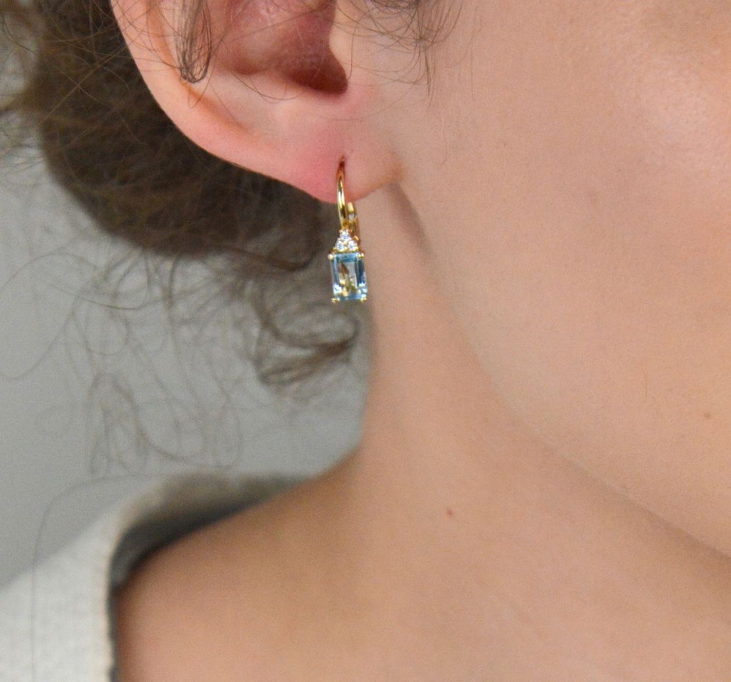 Kolczyki złote wiszące z niebieską cyrkonią, pr 585 KL 9022 585 Kolczyki złote wiszące, ozdobione prostokątną niebieską cyrkonią, wykonane z wysokiej jakości złota próby 585, 1.jpg